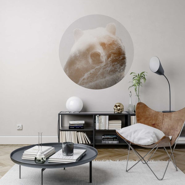 Wohnzimmer mit Bären Wandtattoo, Tisch, Stuhl und Regal