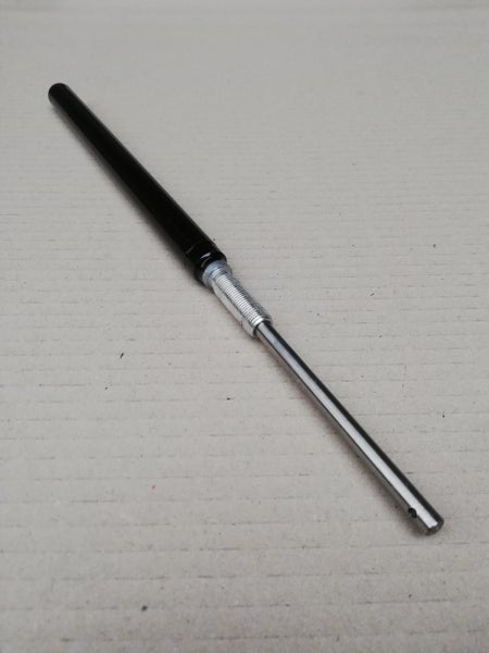 Gasfeder mit schwarzem Gehäuse und silberner Kolbenstange mit Gewinde.