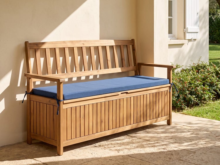 Gartenbank aus Holz mit integrierter Truhe, Rückenlehne und Sitzkissen auf einer Terrasse.