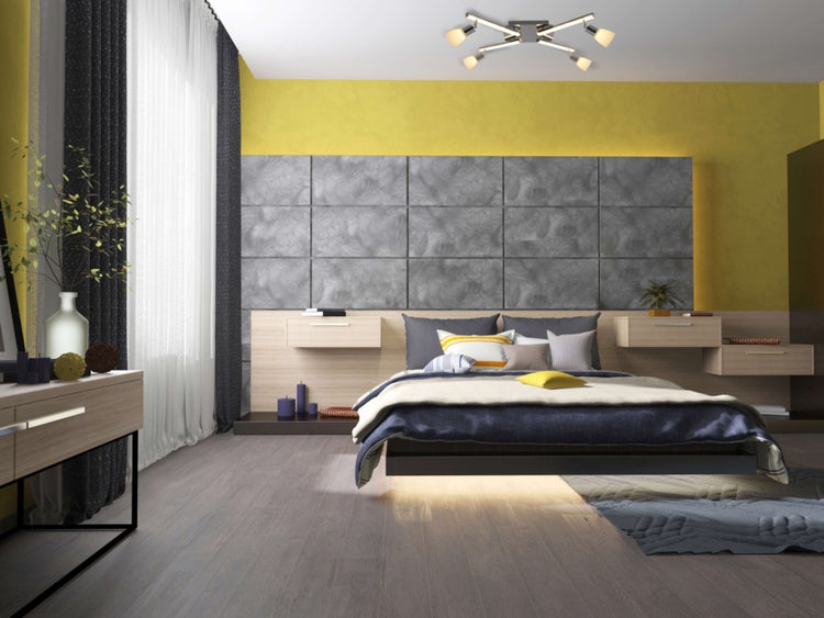 Schlafzimmer mit Bett, Nachttischen und Beleuchtung