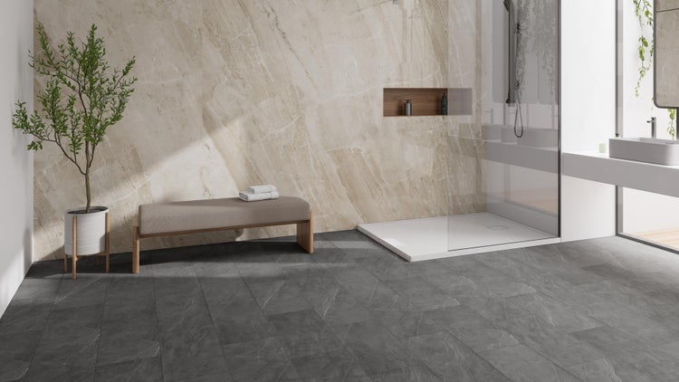 Helles Badezimmer mit ebenerdiger Dusche, Sitzbank, Pflanze und Fliesen in Marmoroptik