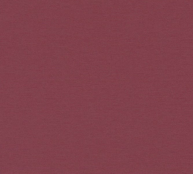 Interieuransicht mit Bücherregal, Sessel und Hocker für ein gemütliches Ambiente