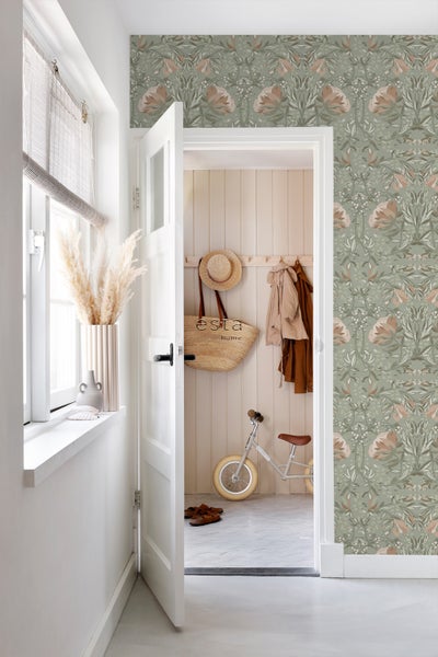 Flur mit blumiger Tapete, Tür, Fenster und Dekorationen.
