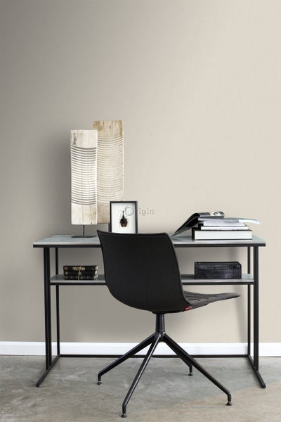 Schreibtisch mit Ablageflächen und Bürostuhl in einem Arbeitszimmer