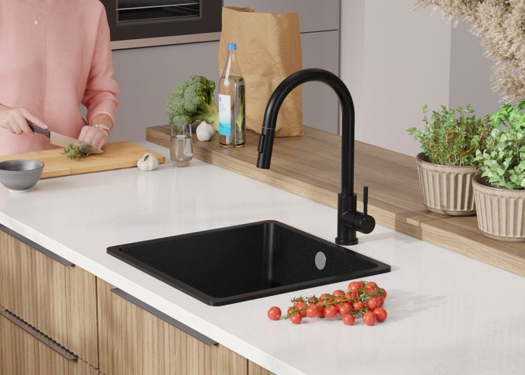 Schwarzes Spülbecken mit Wasserhahn in einer modernen Küche