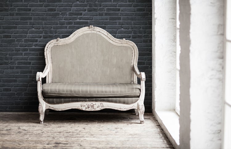 Wohnzimmer mit geometrischer Tapete, Klavier und Esstisch