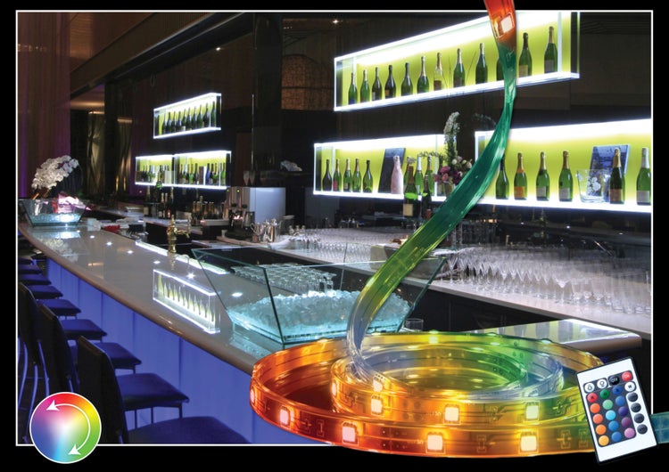 Dekorative LED-Leiste mit Fernbedienung in einer Barumgebung