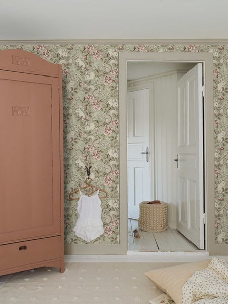 Gartentischgruppe mit rundem Holztisch und zwei Stühlen mit Auflagen