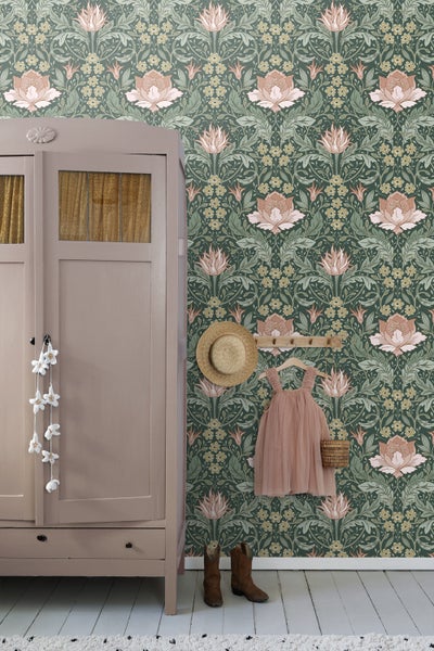 ESTAhome Tapete Blumenmuster im Jugendstil Dunkelgrün und Hellrosa - 50 x 900 cm - 131081