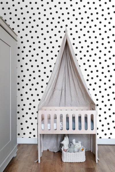 Kinderzimmer mit Kinderbett, Baldachin und gepunkteter Tapete