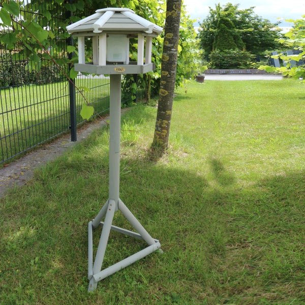 Vogelhaus auf Ständer im Garten