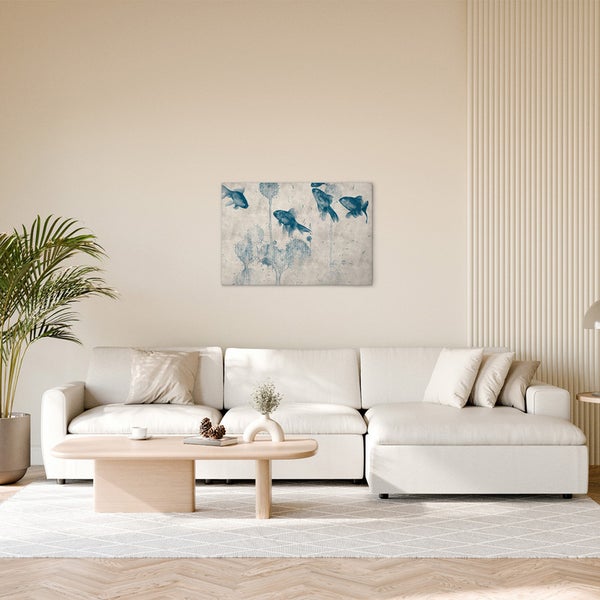 Wohnzimmer mit Sofa, Tisch und einem Wandbild mit Fischen