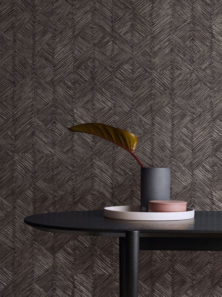 Raum mit Dschungeltapete, Rattansessel und Beistelltisch