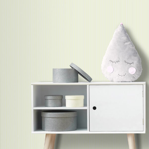 Vliestapete mit feinen vertikalen Streifen in einem hellen Kinderzimmer mit Sideboard und einem tropfenförmigen Kuscheltier.