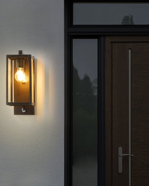 Detailansicht eines gemusterten Teppichs, der teilweise aufgerollt ist, zur Hervorhebung von Textur und Design.