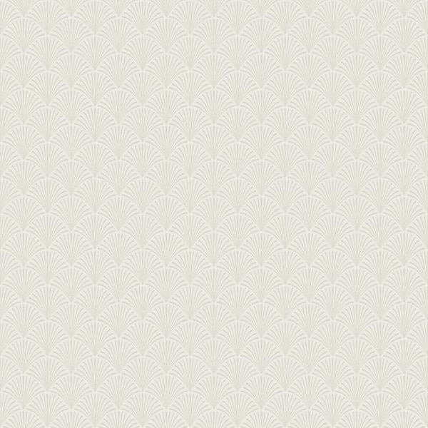 Schlafzimmer mit Rattanbett, Nachttisch, Lampe, Pflanzen und Tapete mit Muster