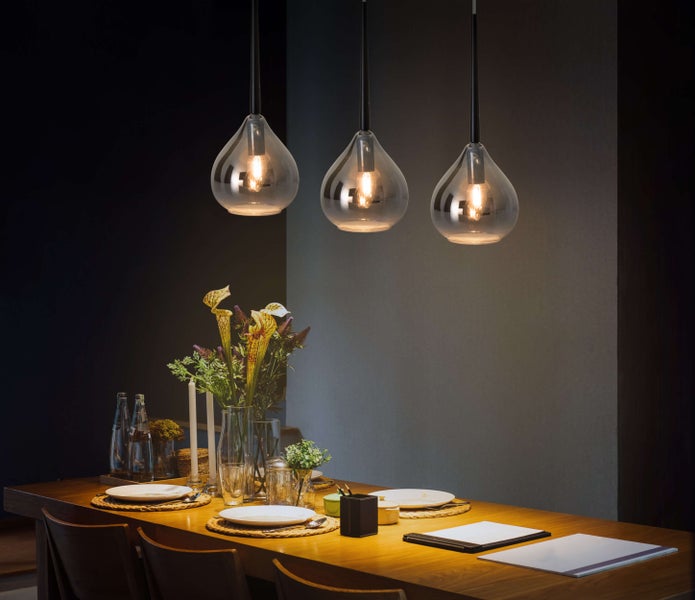 Esstisch mit drei Pendelleuchten und Tischdekoration