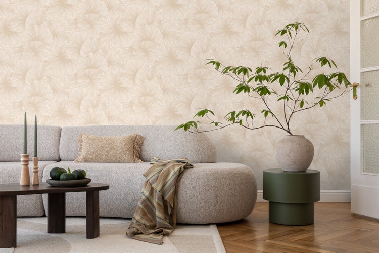 Innenraum mit gemusterter Tapete, Spiegel über dem Kamin und Teppich