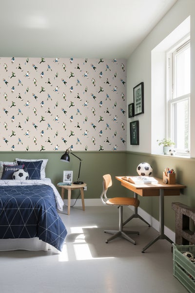 Jugendzimmer mit Bett, Schreibtisch und Fußball-Tapete