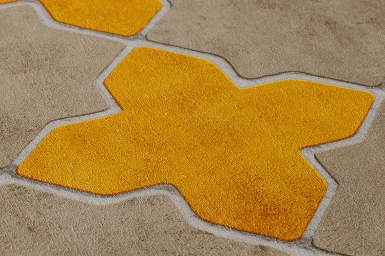 Wohnraum mit Sofa und Schreibtisch vor gemusterter Tapete