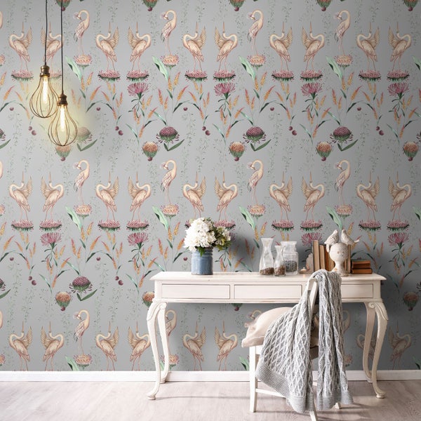 Dekorative Tapete mit Vogel- und Pflanzenmotiven hinter einem Schreibtisch