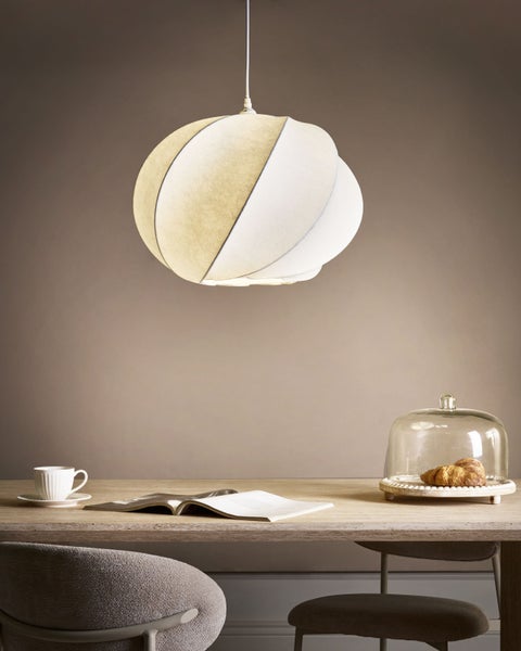 Szene mit Esstisch, Stühlen und Hängelampe in Kugelform