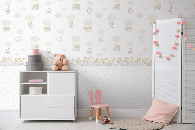 Kinderzimmer mit Kindermöbeln und Tapete mit Tiermotiven