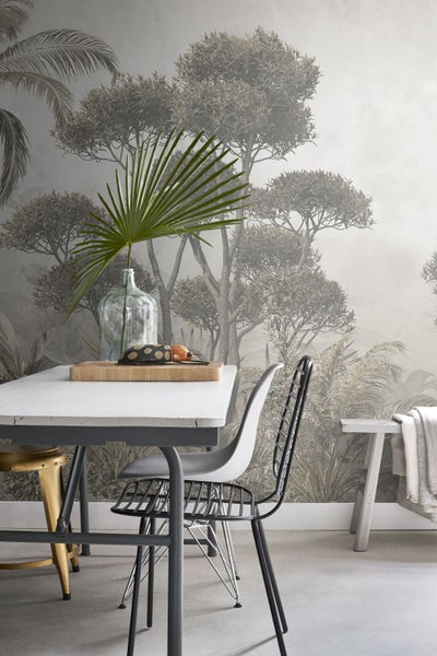 Esstisch-Szene mit floraler Tapete, Stühlen und dekorativen Elementen