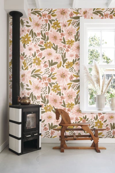 Heller Raum mit Ofen, Holzpferd und Blumentapete