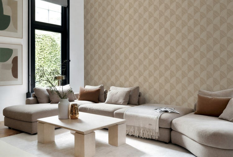 Helles Wohnzimmer mit gemusterter Tapete, Ecksofa und Couchtisch