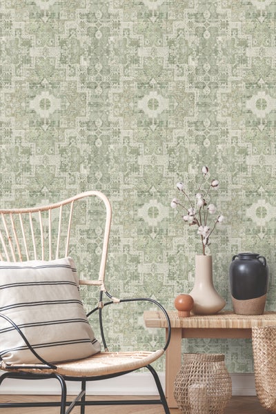 Dekorative grüne Tapete mit Mustern im Wohnzimmer, ergänzt durch einen Stuhl und eine Bank.