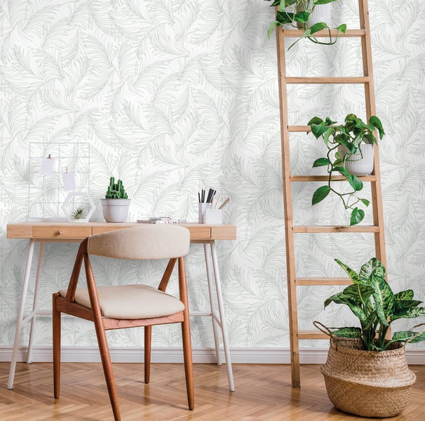 Büroszene mit Schreibtisch, Stuhl, Leiterregal und Tapete mit Blätterdesign