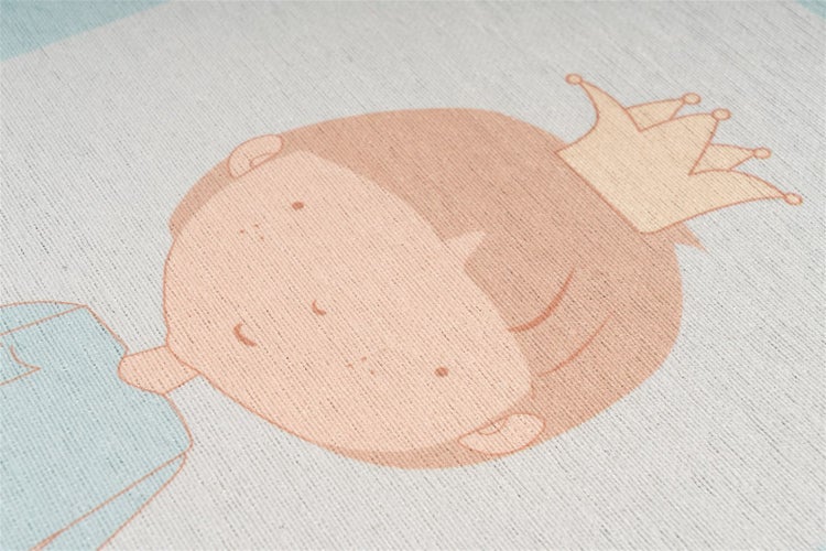 Gewebter Teppich mit aufgedrucktem Motiv eines Kindes mit Krone.