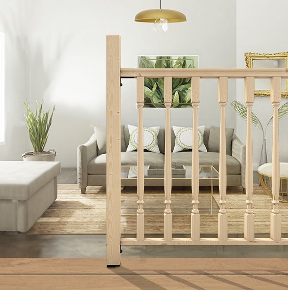 Holzgeländer mit gedrechselten Geländerstäben und Pfosten in einem modern eingerichteten, hellen Wohnzimmer.