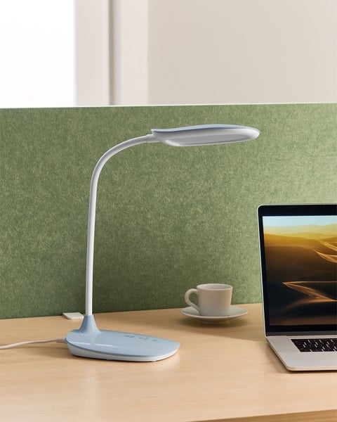 LED-Schreibtischleuchte auf einem Schreibtisch mit Laptop und Kaffeetasse