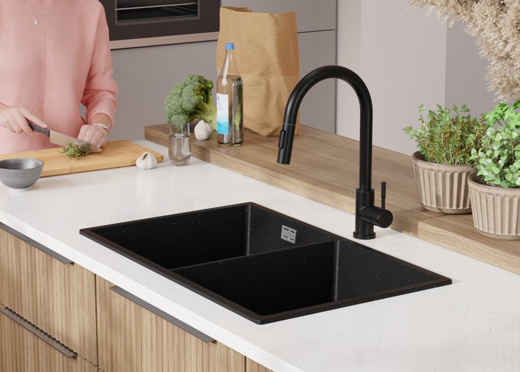 Schwarze Küchenspüle mit Armatur in einer modernen Küche