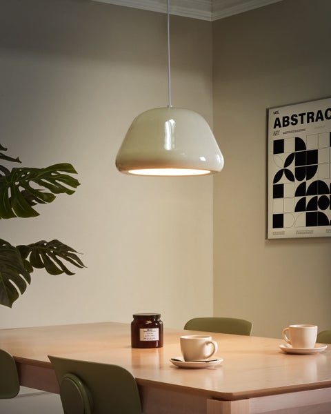 Esszimmer mit Esstisch, Stühlen und Hängelampe