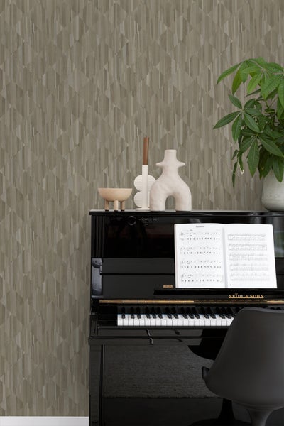 Ein Zimmer mit einer Tapete mit geometrischem Muster und einem Klavier mit Noten