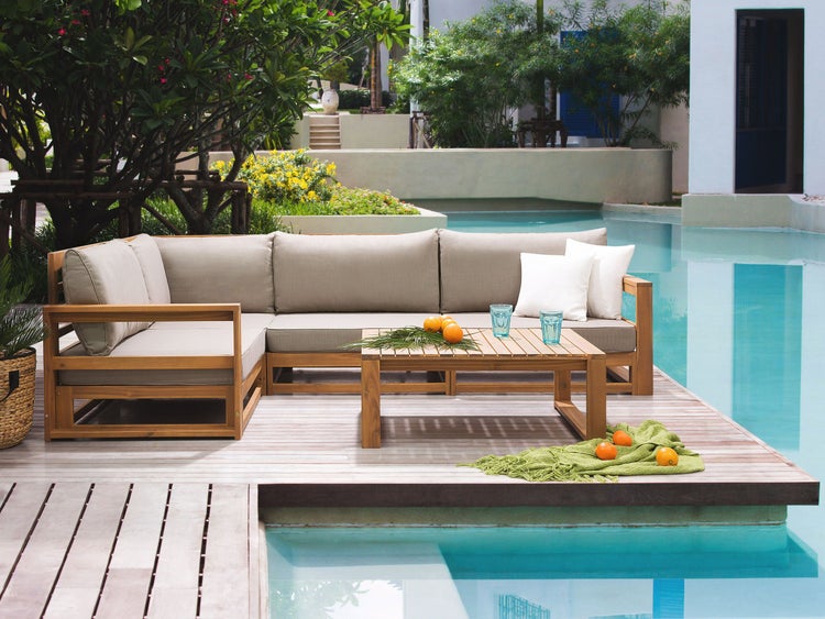 Holzgartenlounge mit Tisch und Pool