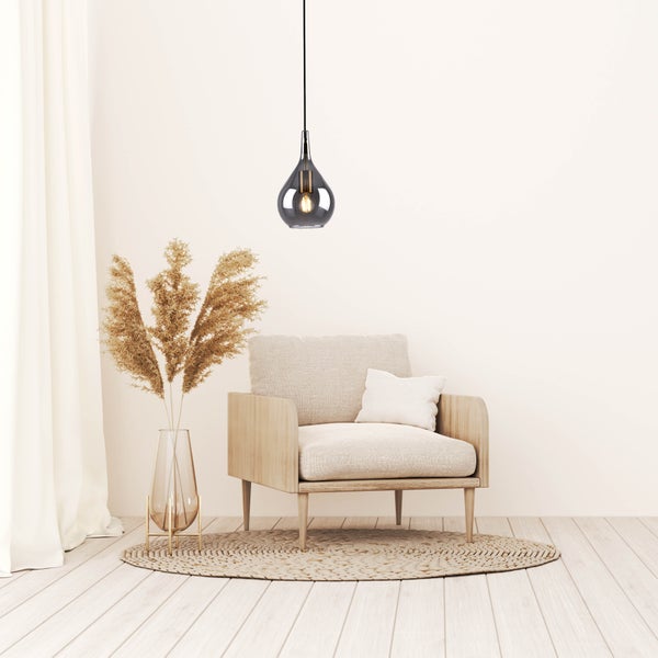 Helle Inneneinrichtung mit Sessel, Lampe und Dekoration