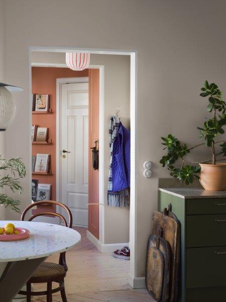 Szene mit Beistelltisch, Lampe und Teil eines Sofas