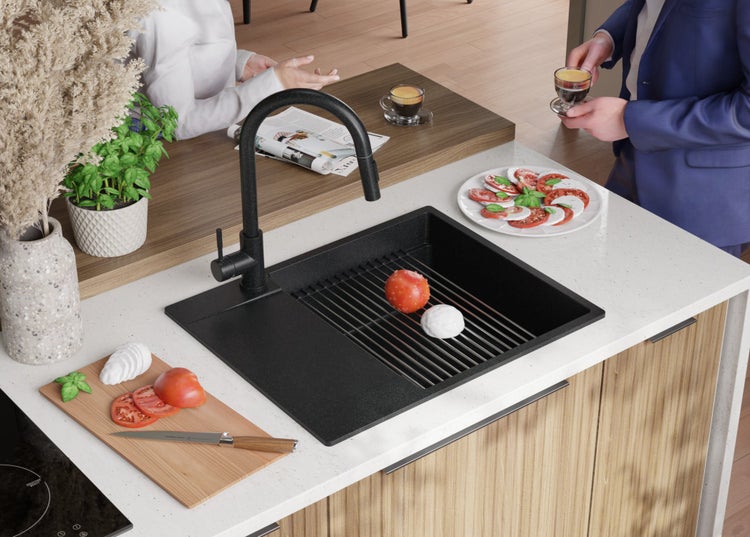 Küchenspüle mit Armatur auf einer Küchentheke mit Lebensmitteln