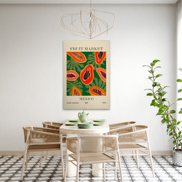 Esszimmer mit Esstisch, Stühlen, Zimmerpflanze, Pendelleuchte und Wandbild mit Papayamotiv