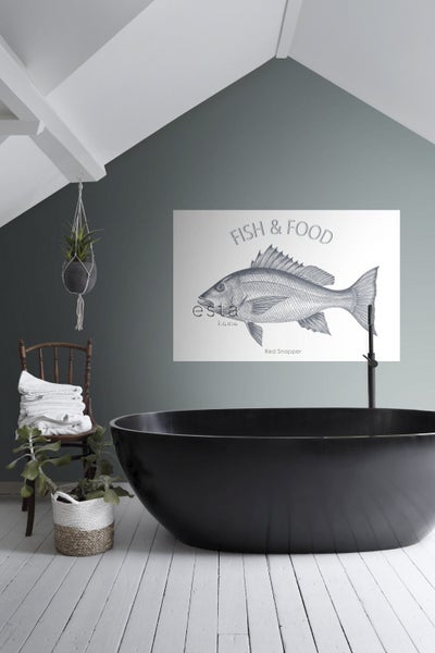 Badezimmer mit freistehender Badewanne, Stuhl mit Handtüchern und Wandbild mit Fischmotiv