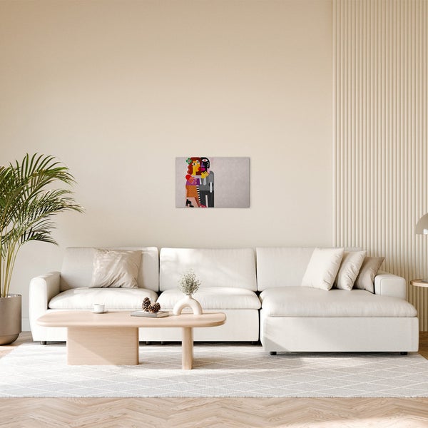 Wohnzimmer mit weißer Couch und einem Gemälde an der Wand, das ein Paar in stilisierter Form darstellt, als dekoratives Element