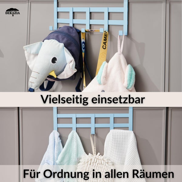 Dekazia Logo. Blauer Kunststoff-Wandorganizer mit Haken, vielseitig verwendbar für Kinderrucksäcke, Handtücher und Reinigungsutensilien.