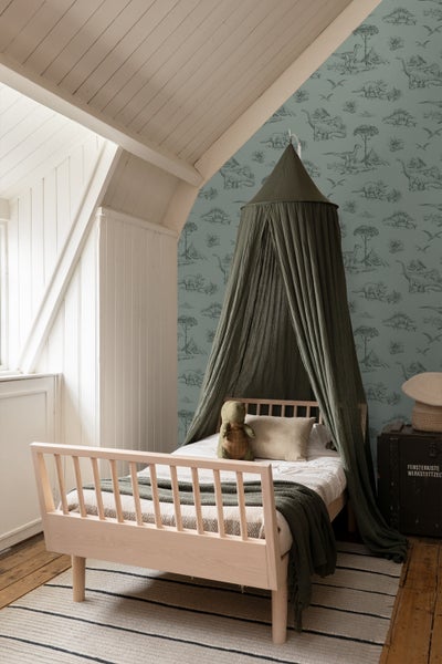 Kinderzimmer mit Bett, Baldachin und Dinosaurier-Tapete
