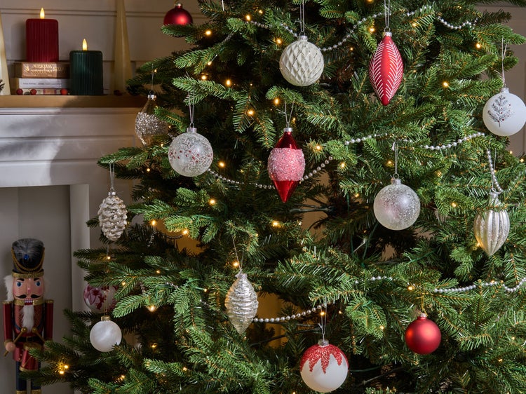Geschmückter Weihnachtsbaum mit Christbaumkugeln und Lichterkette