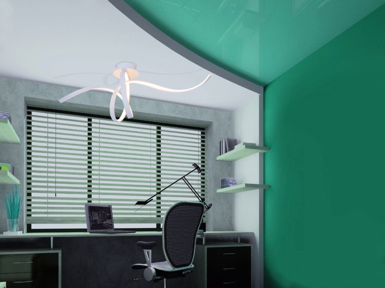 Helles Arbeitszimmer mit Schreibtisch, Bürostuhl, Laptop, Jalousien und moderner Deckenleuchte