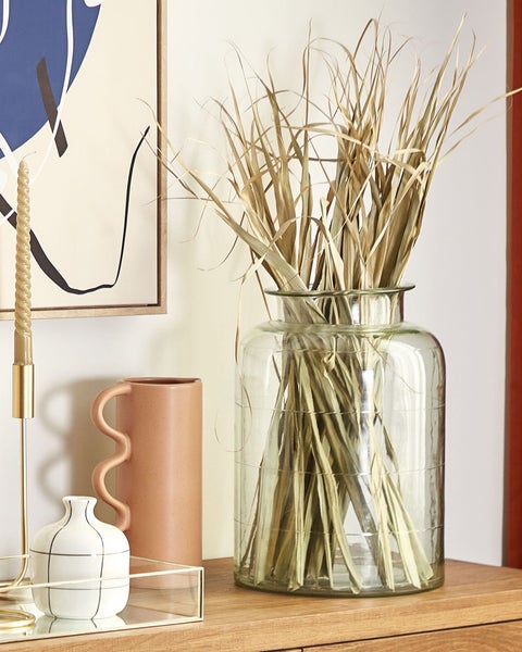 Dekorative Anordnung mit Vase, Trockenblumen, Kerzenständer und Keramik